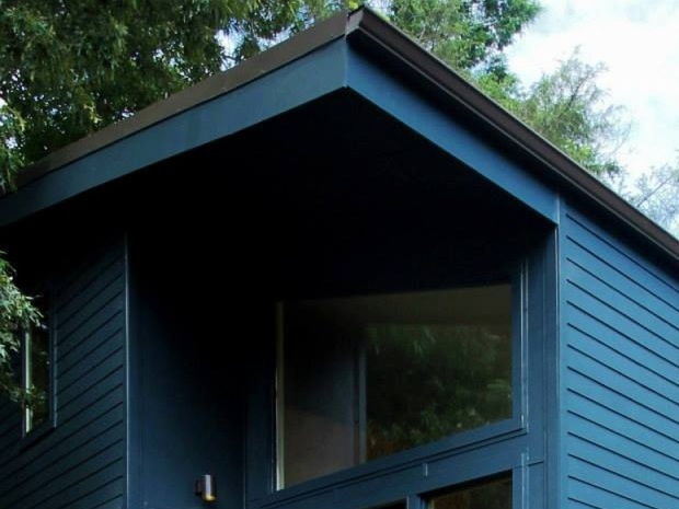 rusafova-markulis-blue-house-exterior3-via-smallhousebliss