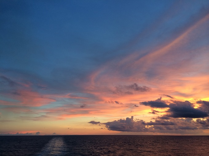 沖永良部島から帰るフェリーの中で見た夕暮れの景色。