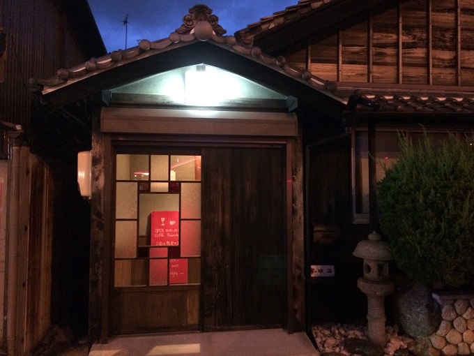 伊勢市駅近くにある築70年以上の古民家を改装したバーRecipeもおすすめのお店です。