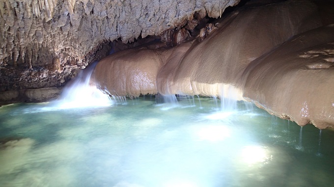 こちらも沖永良部島の鍾乳洞の中の風景。鍾乳洞探検は沖永良部島に行ったらぜひともやってみて欲しい体験のひとつ。