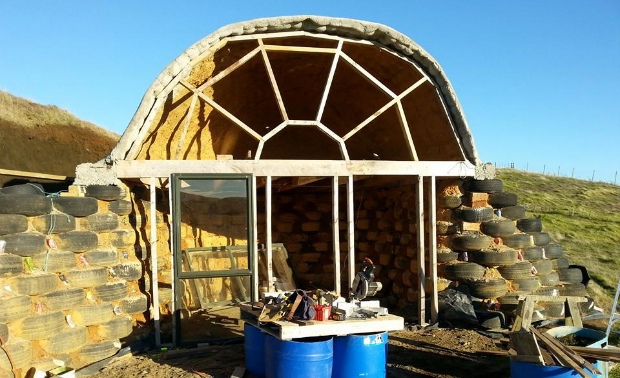 micro-earthship-outdoor-tub06