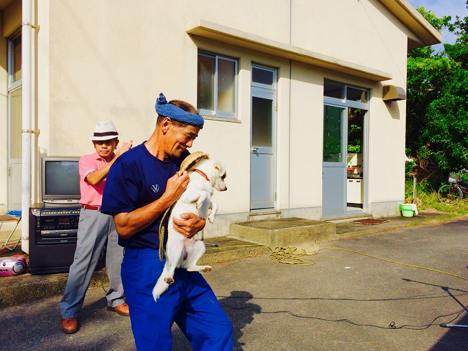 こちらは私が住む集落から少し離れた安脚場という場所の豊年祭の様子。人だけではなく犬も踊ります。