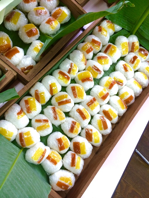 男性陣が力仕事をするなら、女性陣は手仕事を。お祭りで配られる『力飯』と呼ばれるおにぎりを握ったり。