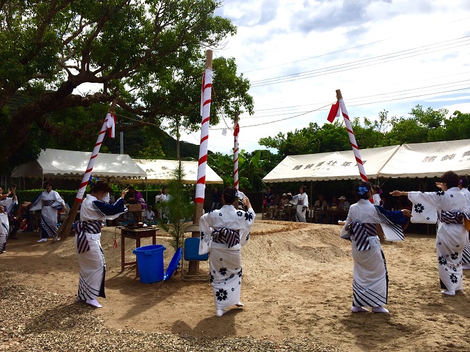 男性たちが作った土俵の周りで女性たちが出し物の踊りを披露したり。