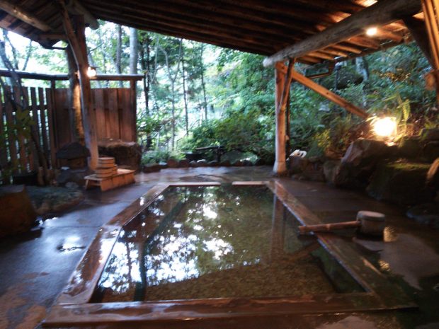 森の中での作業後には温泉でゆっくり。