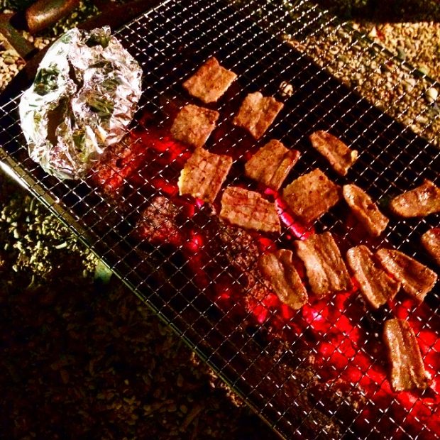 月食の時のバーベキュー。あちこちから食材が持ち込まれました。