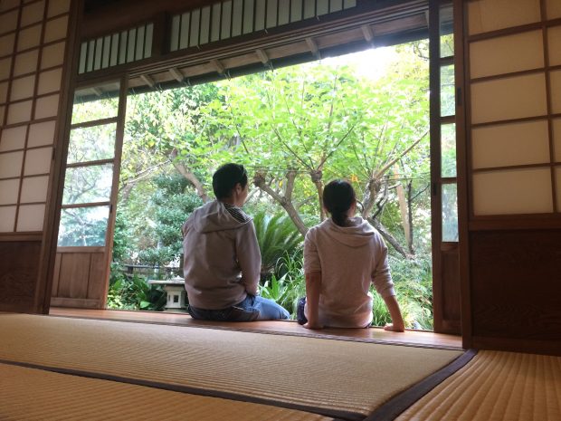 縁側に座る夫婦