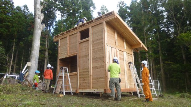 1日目で壁と屋根の下地まで作業が進みました。2日目は屋根や、内部の床を仕上げていきます。
