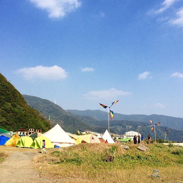 会場全体にずらりと並んだテント。ワインオープナーを忘れて近くの方からお借りしたり。
