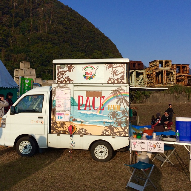 車を使ったキュートな出店。奄美の食材をふんだんに使ったメニューがいっぱい。