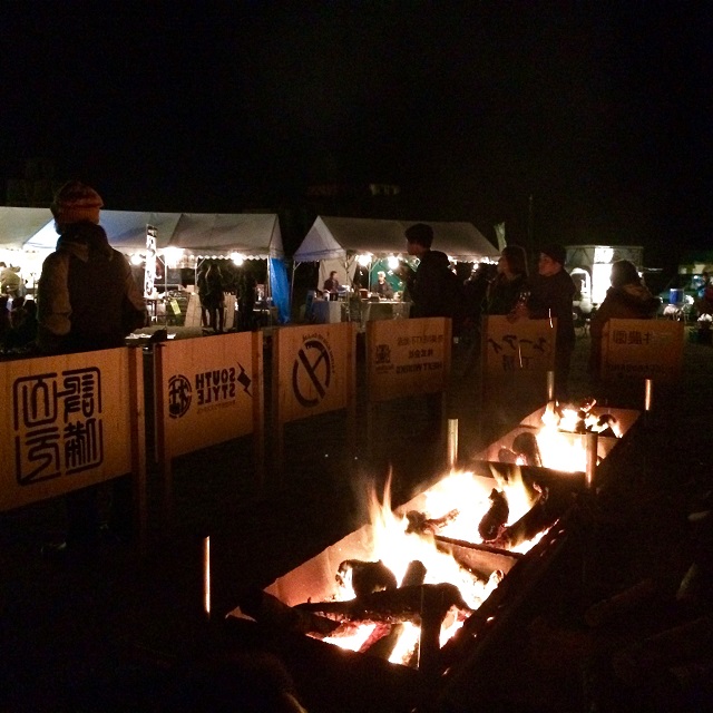 会場の中心で行われた焚き火。夜をさらに盛り上げます。