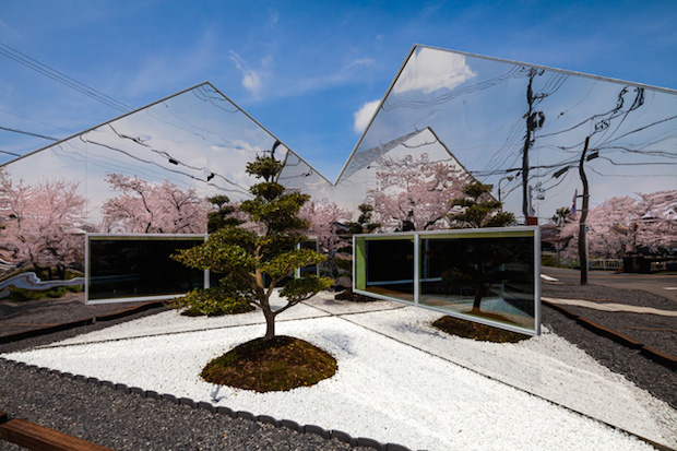 1-mirrors-cafe-in-gifu-by-bandesign