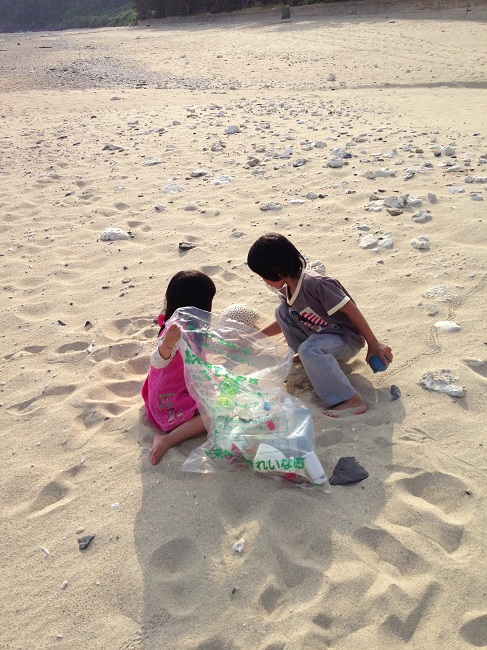 こちらは島の子どもたち。一緒に浜辺に流れ着いたごみを片付けているところ。