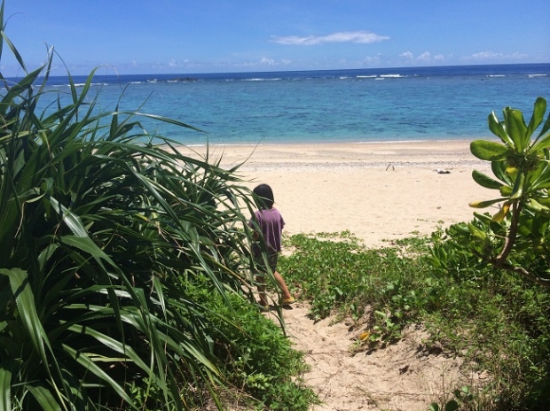 友人がお子さんとともに来てくれたときの写真。 祖母は青い海を見たことがあったのかな、とふと考えたり。