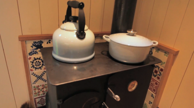 Bracken-Hut-at-Hesleyside-Huts-Stove-750x418