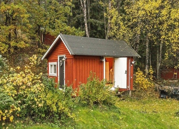 tiny-farm-cottage-bath-house-01-600x402