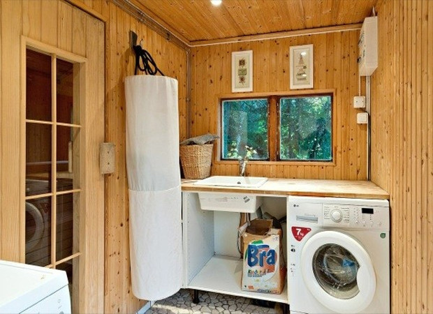 tiny-farm-cottage-bath-house-04-600x403