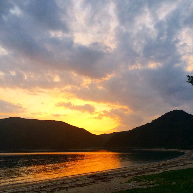 引っ越してより近くなった家の最寄りのビーチ、諸鈍長浜の夕陽。