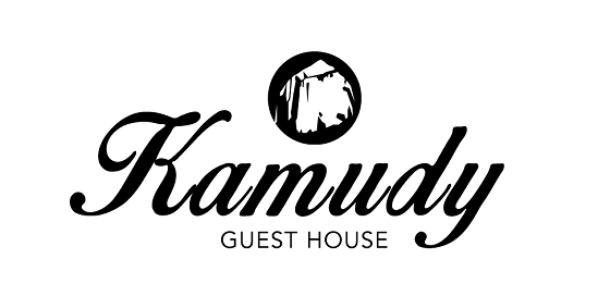 ゲストハウスのロゴには『Kamudy』の由来となった嘉入の一枚岩「亀石(カムデイ)」があしらわれています。