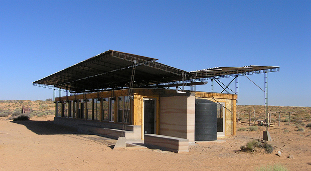 建物を別の角度から、雨水を貯める黒いタンクが見える　Via:designbuildbluff.org
