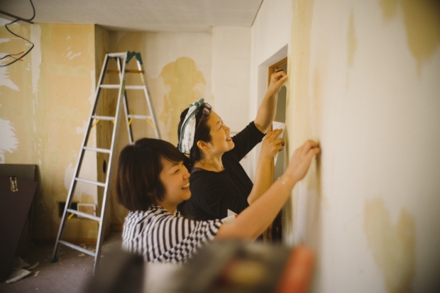 札幌国際芸術祭。週末にやってきた人達に漆喰塗りを手伝ってもらうのも、展示の一部。