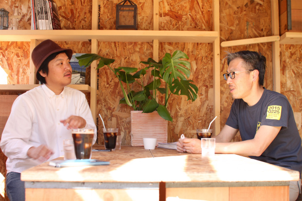左:YADOKARI共同代表 さわだいっせい 右:天城カントリー工房 土屋雅史さん