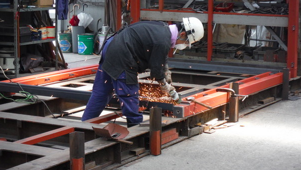 熟練の職人さんが丁寧に作り上げています。