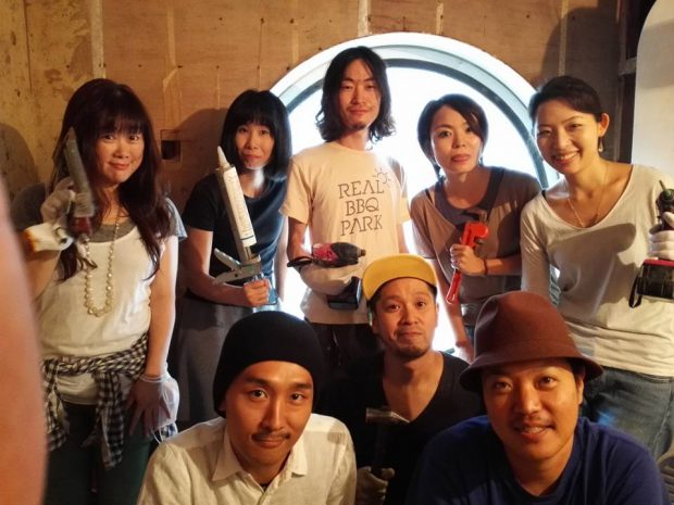 DIYリノベーション2日目の一コマ。今回は総勢15人のサポータさんのお力で完成できました!