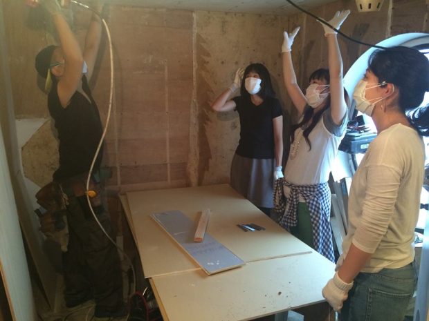 DIYレクチャーを受け女性サポーターさん中心に天井補修にトライ