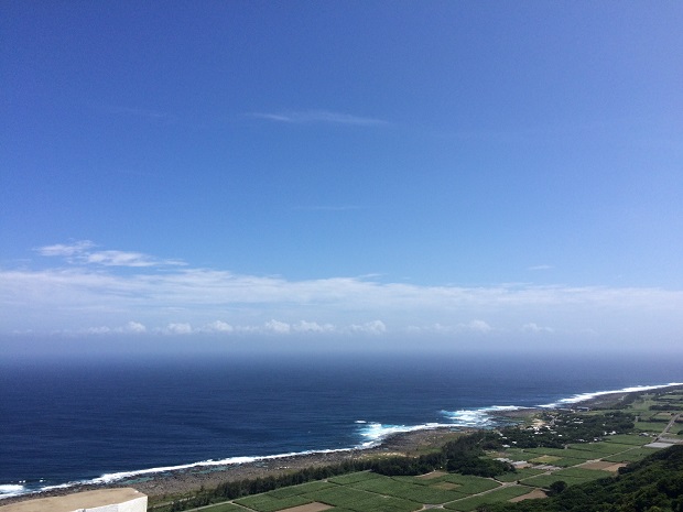 喜界島はサンゴ礁でできた平たい島なので、このように集落から海がなめらかに続く景色が見られます。