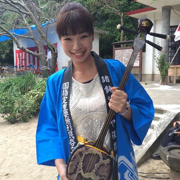 喜界島で出会った日本民謡ヤングフェスティバルでグランプリを受賞している唄者、川畑さおりさん。その後、加計呂麻島まで来てこちらのお祭りでも唄を披露してくださいました。