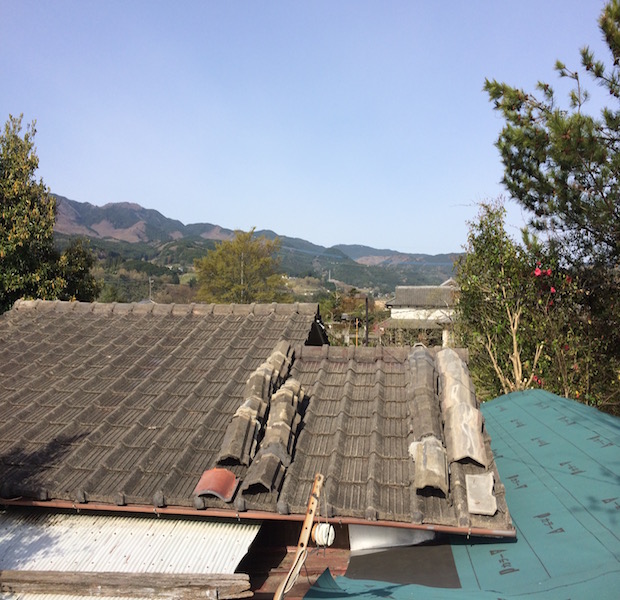 古い家だと直すのも大変です。壁、床、棚などはもちろん、瓦屋根も修理が必要な場合もあります。