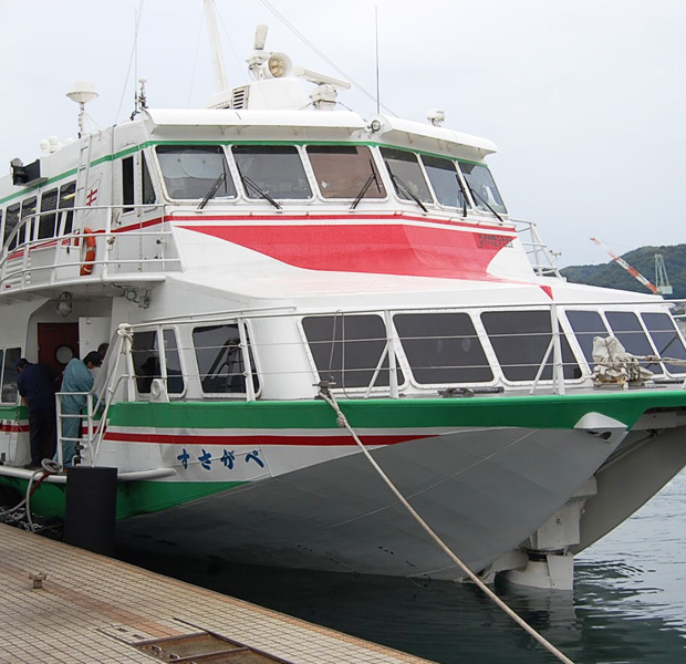 多くの場合、離島へは高速船やフェリーを使って行きます。天候に左右されますが、それも島旅。