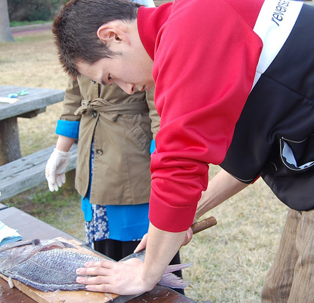 美しい手さばきで魚の捌き方を教えてくれる漁師の島男子。一年のほとんどを船のうえで過ごすようです。長崎県五島列島新上五島町にて。