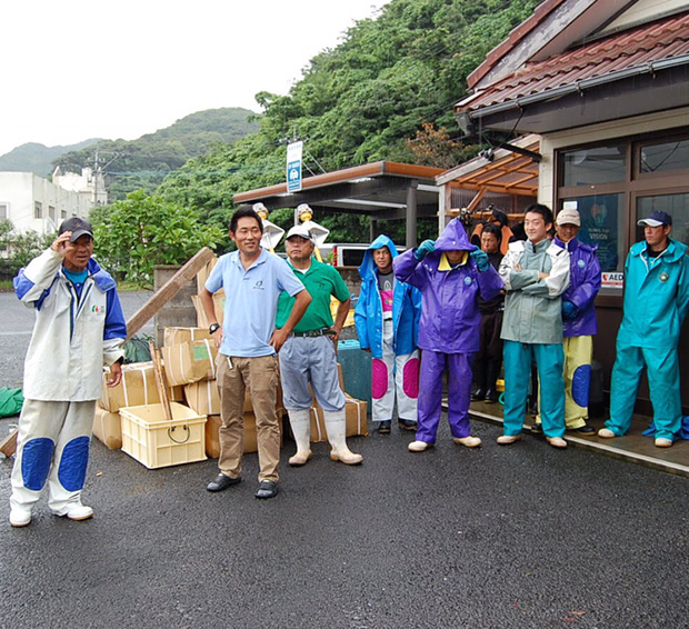 福江島で養殖業に携わる島男子たち。大学院で養殖の研究をしていて移住してきた、なんて人も。海と家との往復で出会いが少ないようで彼女募集中の人が多いです。
