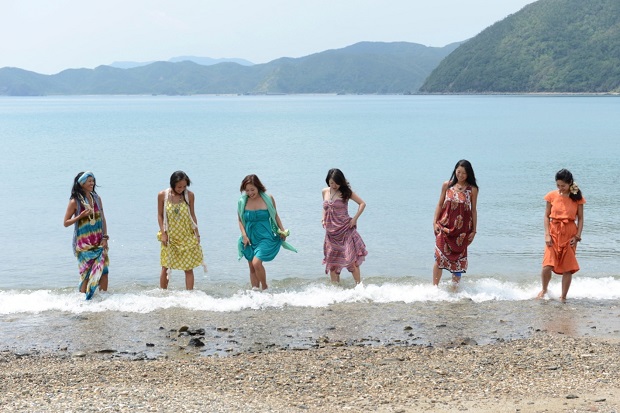 私の家の目の前の諸鈍長浜での集合写真。ビーチの木陰では彼女たちの旦那さんやお子さん、ご両親が見守ってくれました。