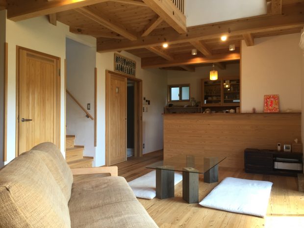 サトウさんはすべて杉材で作られた「天然住宅」で家を建てた