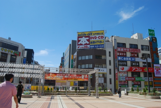 松戸の駅前は、典型的な郊外都市の風情。事前の把握では「ヤンキーが多い」「荒れている」など、一般的なイメージは決して良くはなかったが、そこを逆手に取った。