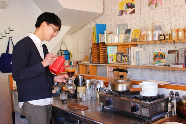 丁寧に、1杯ずつドリップされていくコーヒー。