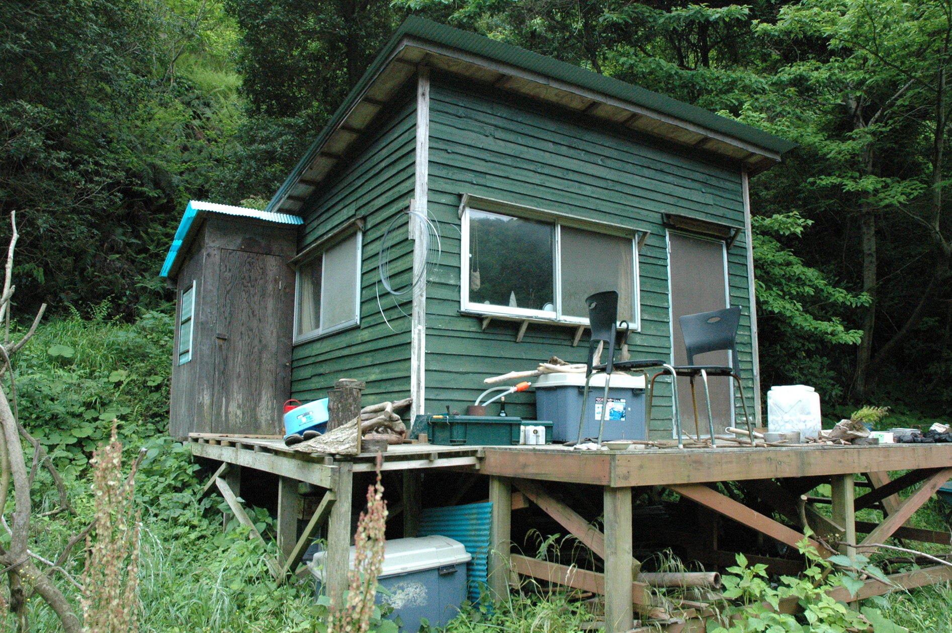 映画の大道具のように4枚の壁を立たせて打ち付け、屋根を付けたセルフビルド建築