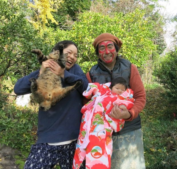 お正月の家族写真。啓資さんは近所の行事で干支の猿のメイクをされています。