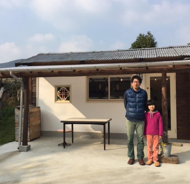 島に移住後、ロザリオをつくりはじめた本山さん。工房兼ショップはDIYなど一切できなかった彼が島の仲間に協力してもらいながら完成させたとのこと。