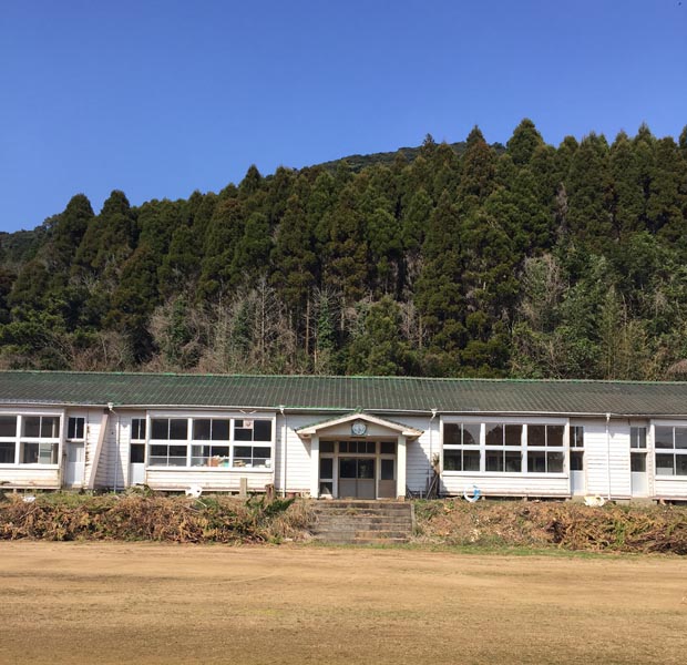 15年ほど前に廃校となっていた小学校の校舎。これから有川さん中心に島内外の人が関わる再生プロジェクトが始まります、楽しみ。