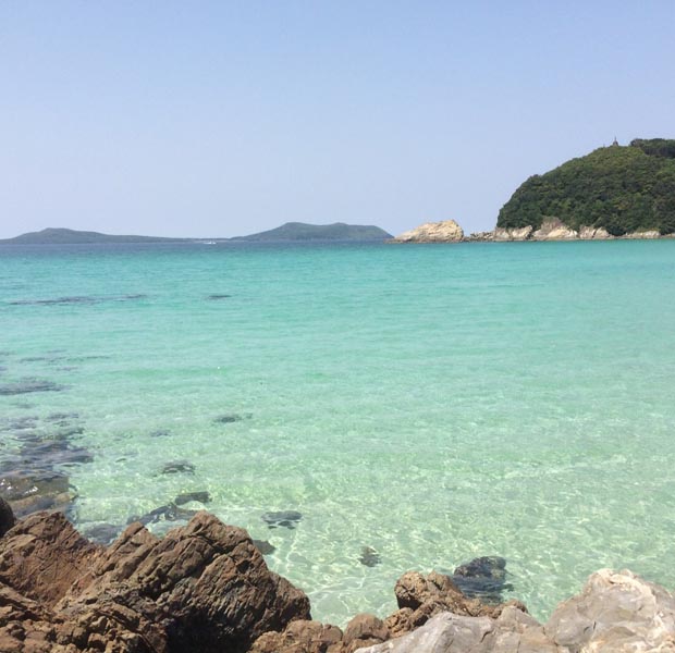 沖縄じゃないです、長崎県の離島もこんなエメラルドブルーの海があるのです。元アパレルのPRで今は地域おこし協力隊の女の子が撮った写真。