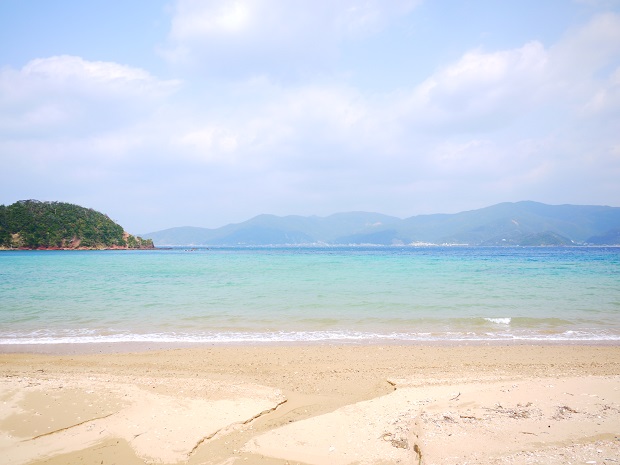 こちらは車で15分ほどのビーチ。島の海は浜ごとに感じが違ってそれぞれの魅力が。
