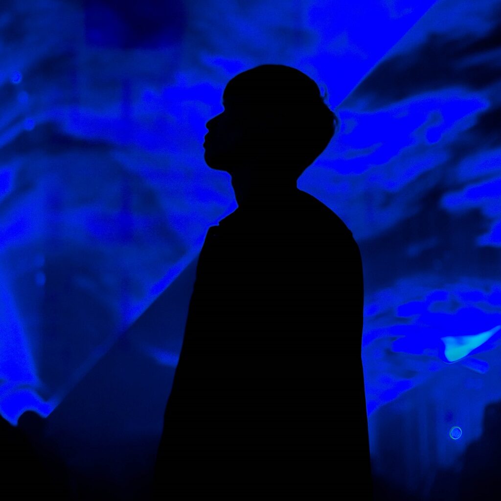 「Waterlicht」を見上げる少年