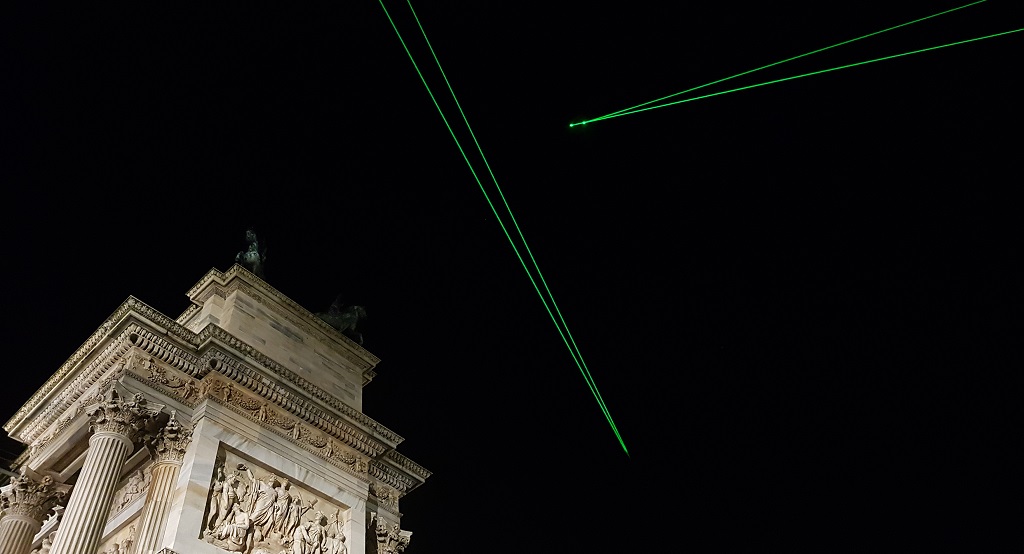 LEDビームでスペースデブリ(宇宙ごみ)を視覚化するアートワーク「SPACE WASTE LAB PERFORMANCE」
