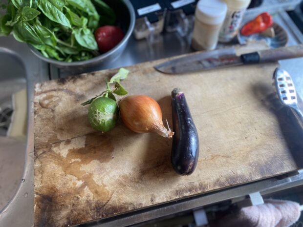 まな板上の収穫野菜