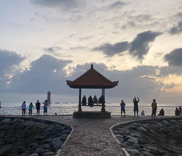 【世界の道の上から vol.3】旅先での発見と、その意味を考える。バリ島・太陽に続く道 | YADOKARI.net