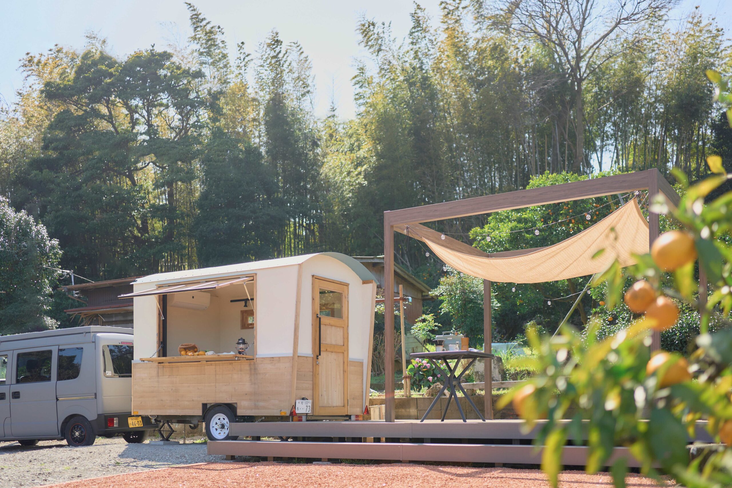 デッキとタープを備えて、移動販売に使うROADIE mini